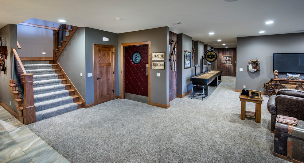 Rustikaler Keller mit grauer Wandfarbe und Teppichboden in Omaha