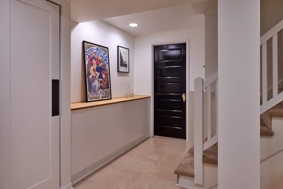 Modelo de sótano con puerta tradicional renovado de tamaño medio con paredes blancas, suelo de linóleo, todas las chimeneas y suelo multicolor