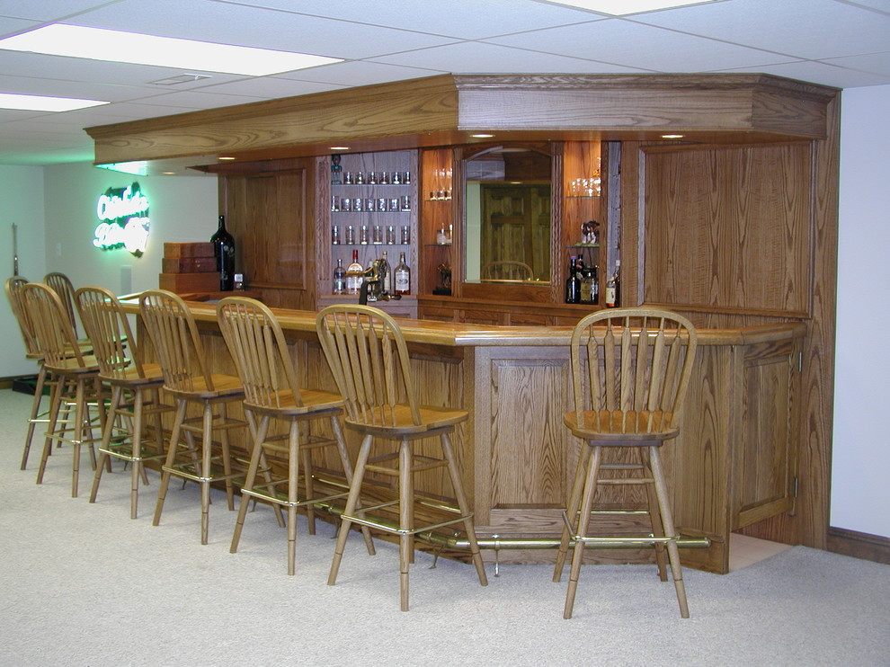 Foto de bar en casa clásico renovado de tamaño medio