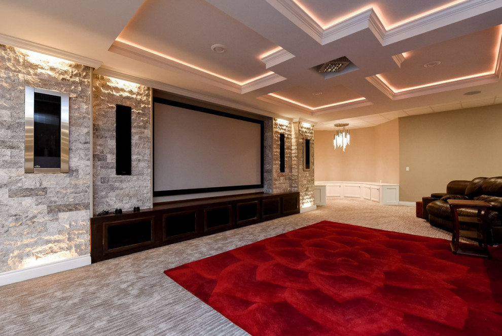 Idée de décoration pour un très grand sous-sol design donnant sur l'extérieur avec un mur beige, moquette, un sol beige et salle de cinéma.