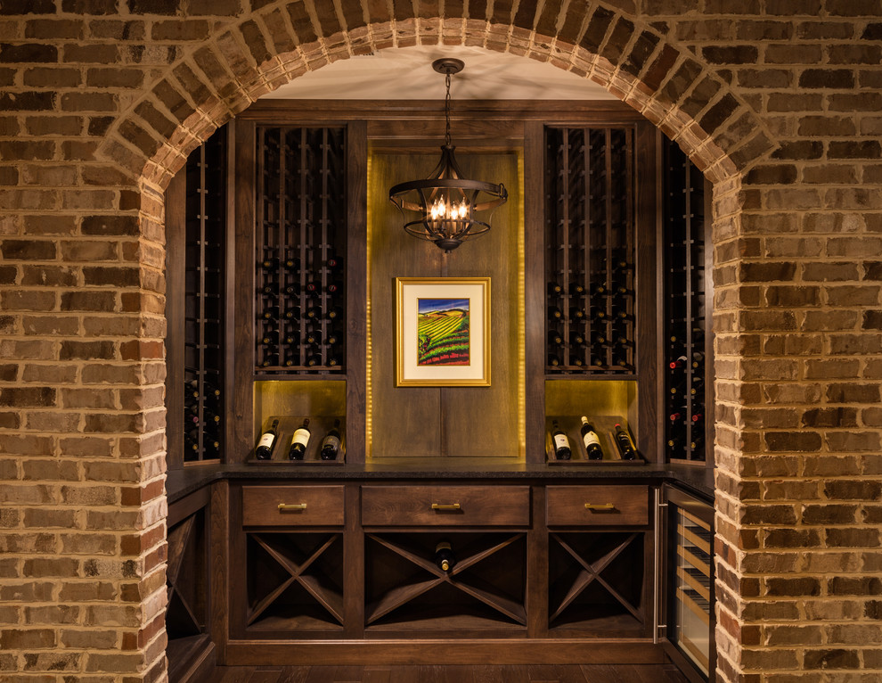 Mittelgroßer Klassischer Weinkeller mit dunklem Holzboden, braunem Boden und waagerechter Lagerung in Atlanta