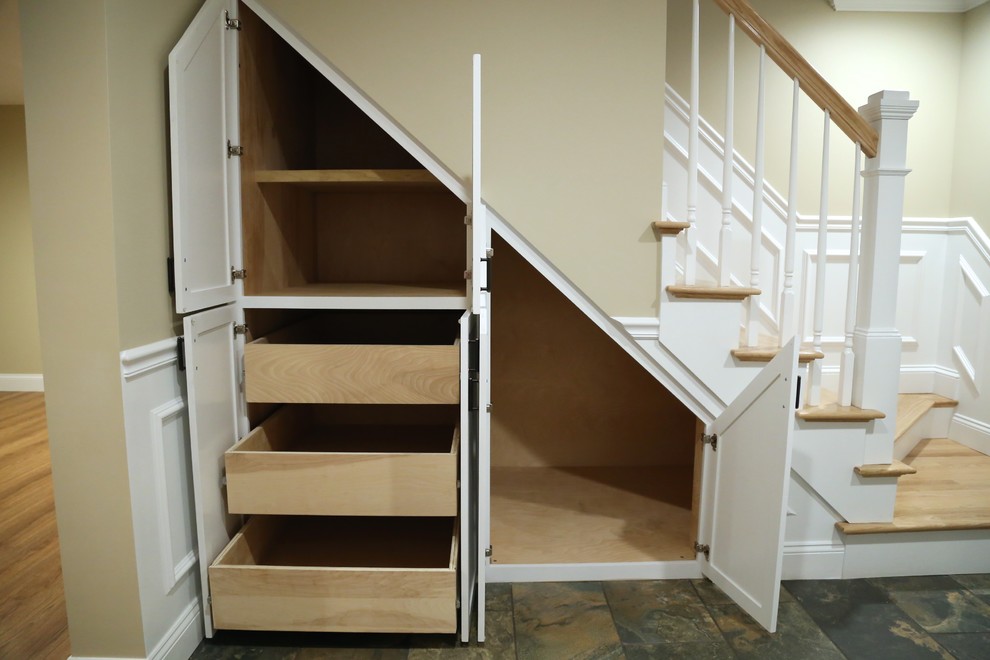 Пример оригинального дизайна: лестница с кладовкой или шкафом под ней