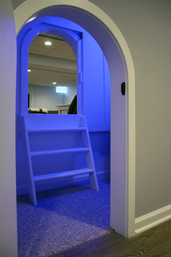 Идея дизайна: большой подвал в стиле неоклассика (современная классика) с наружными окнами, синими стенами и полом из винила
