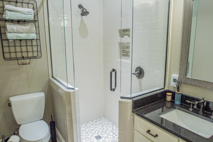 Immagine di una stanza da bagno chic di medie dimensioni con pareti grigie e parquet chiaro