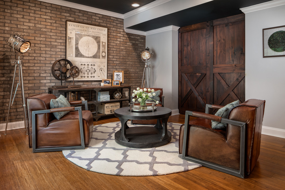 Imagen de salón clásico sin chimenea con paredes grises y suelo de madera en tonos medios