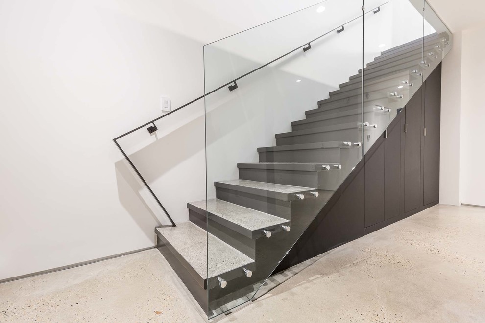 Aménagement d'un escalier moderne de taille moyenne.