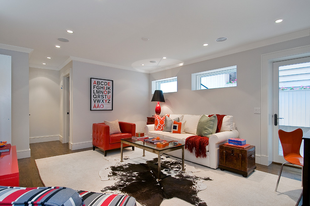 Imagen de sala de estar clásica renovada de tamaño medio sin chimenea con suelo de madera oscura y paredes blancas