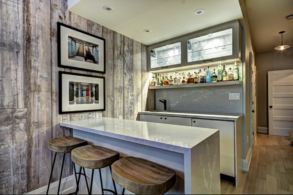 Foto di un angolo bar moderno di medie dimensioni con pavimento in legno massello medio