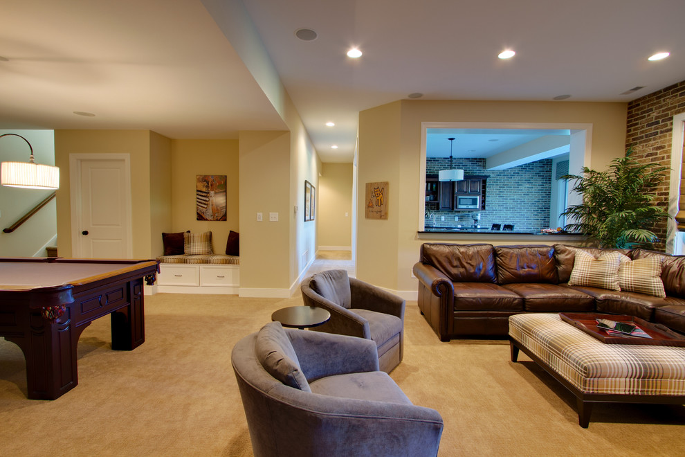 На фото: гостиная комната в классическом стиле с бежевыми стенами, ковровым покрытием и желтым полом с