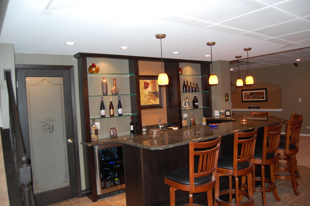 Example of a large transitional home bar design in Chicago