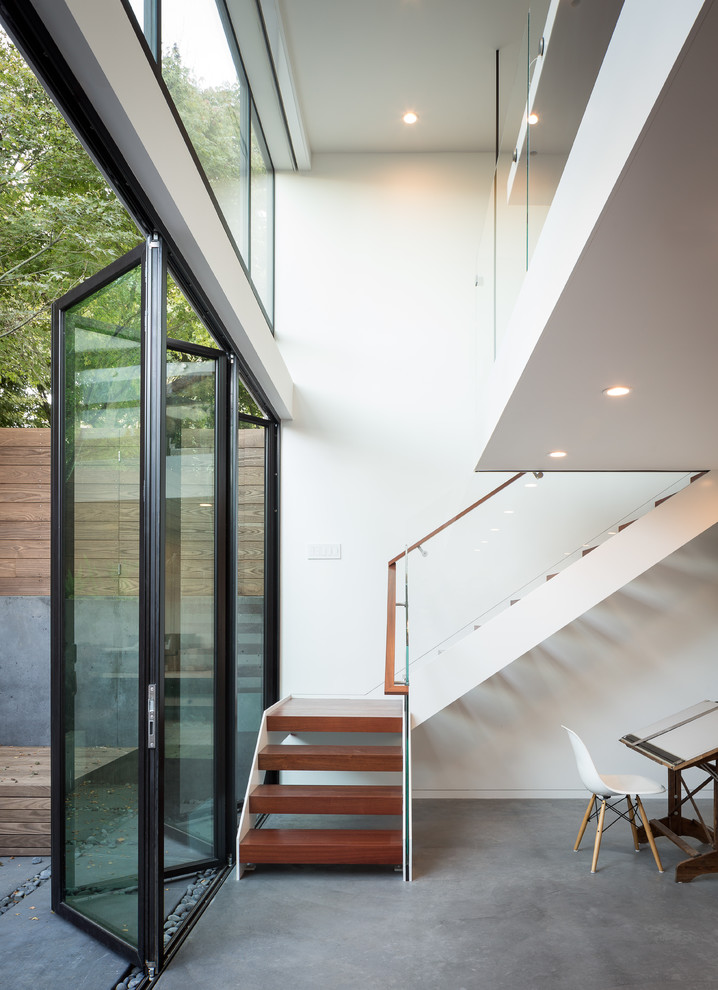 Cette image montre un grand escalier minimaliste.