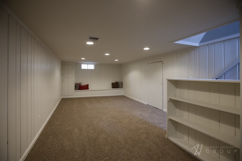 Inspiration for a classic basement in Grand Rapids.