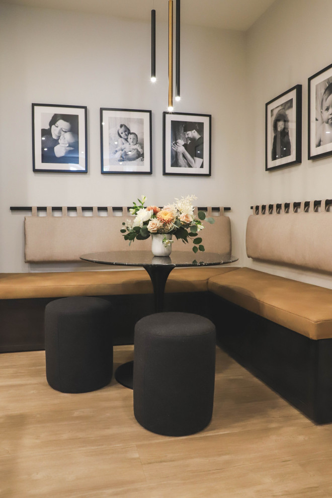 Cette image montre une salle à manger design avec un mur blanc, une cheminée standard et du papier peint.