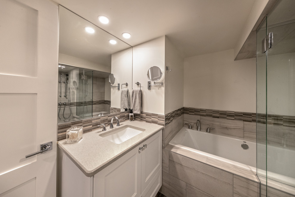 Immagine di una stanza da bagno minimalista di medie dimensioni con pareti bianche, pavimento in vinile, pavimento marrone e pareti in perlinato