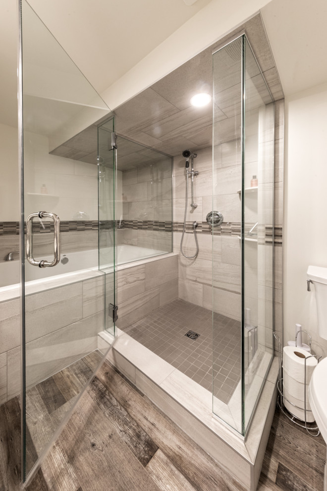Diseño de cuarto de baño minimalista de tamaño medio con paredes blancas, suelo vinílico, suelo marrón y machihembrado
