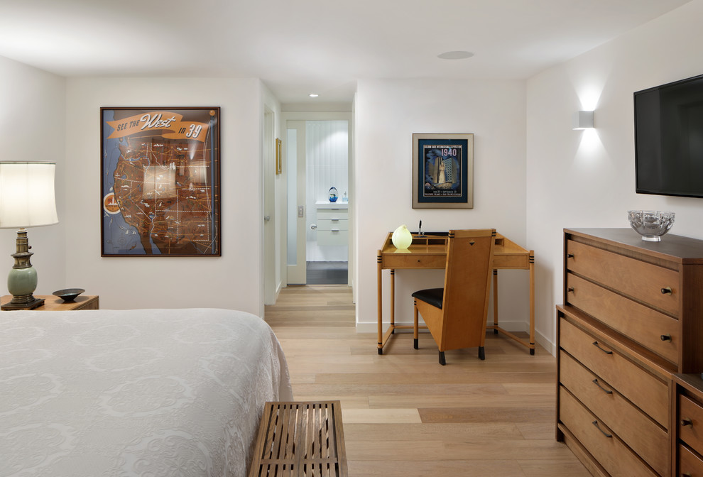 Imagen de sótano con puerta retro de tamaño medio con paredes blancas, suelo de madera clara y suelo beige
