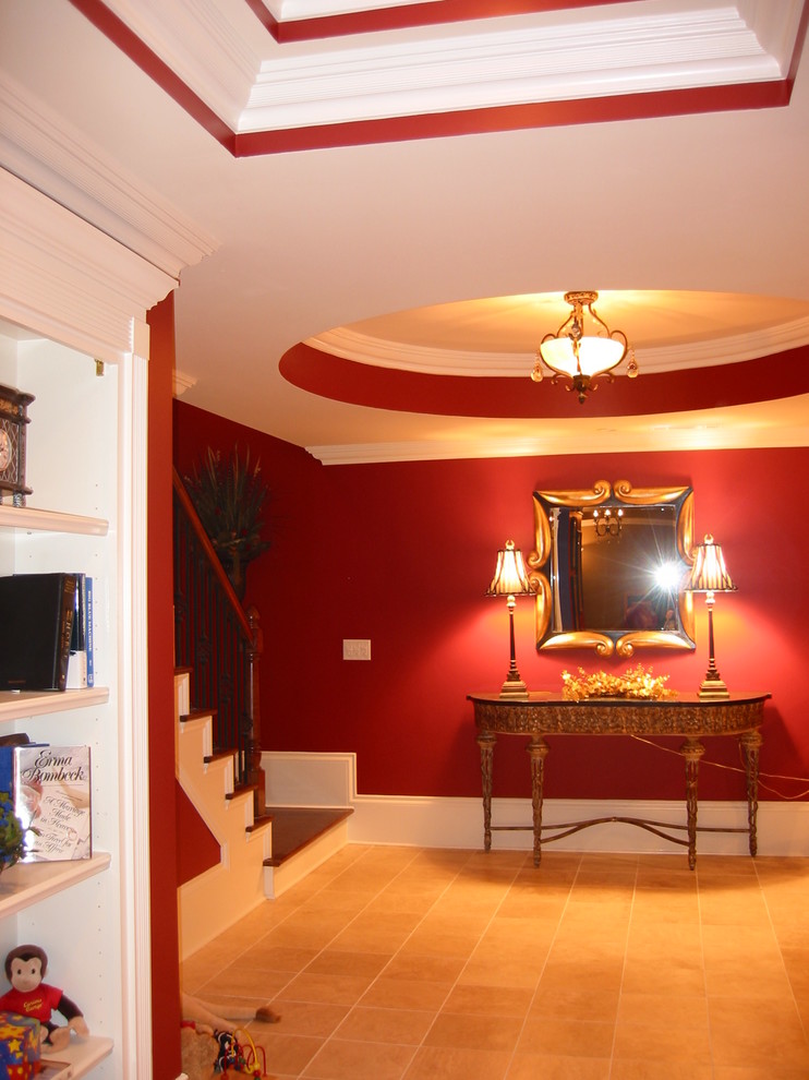 Réalisation d'un sous-sol tradition avec un mur rouge, un sol en carrelage de porcelaine et un sol beige.