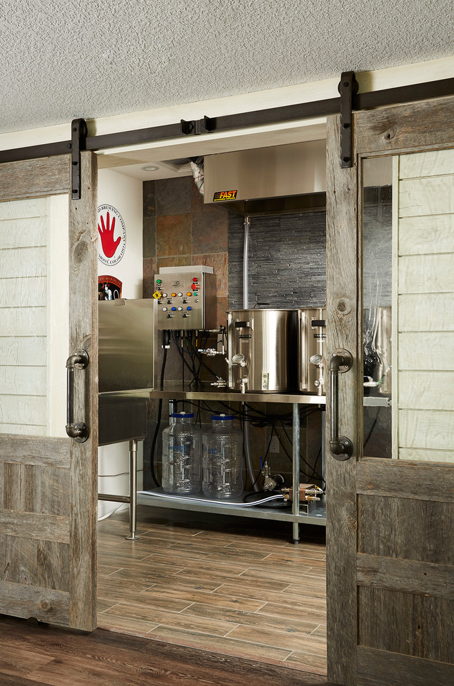 Foto de sótano con puerta tradicional renovado grande con paredes grises, suelo de baldosas de porcelana y suelo beige