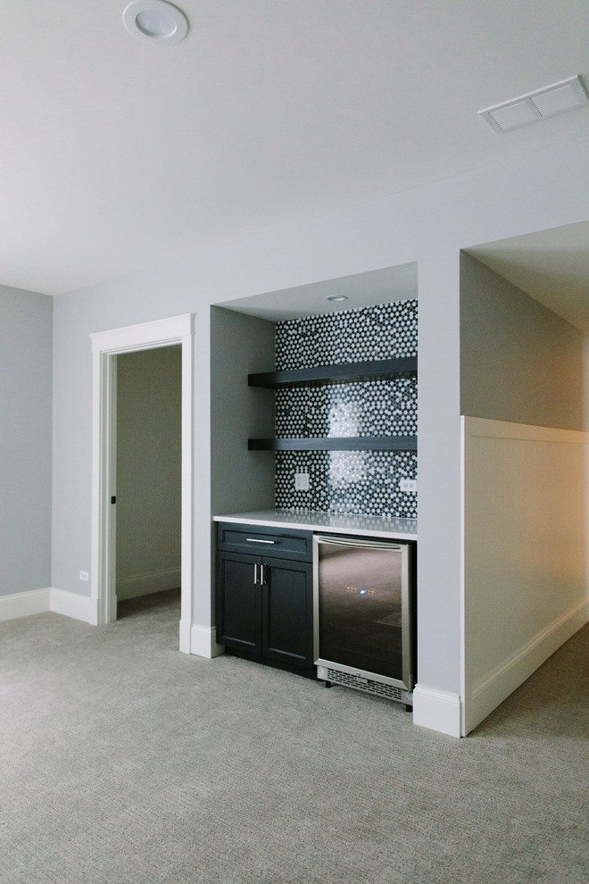 Exempel på en mellanstor lantlig källare utan ingång, med grå väggar och heltäckningsmatta
