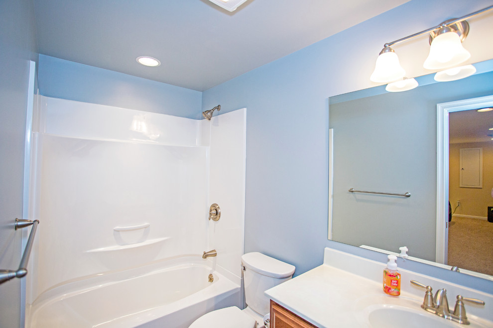 Idee per una grande stanza da bagno contemporanea con pareti beige e pavimento in vinile
