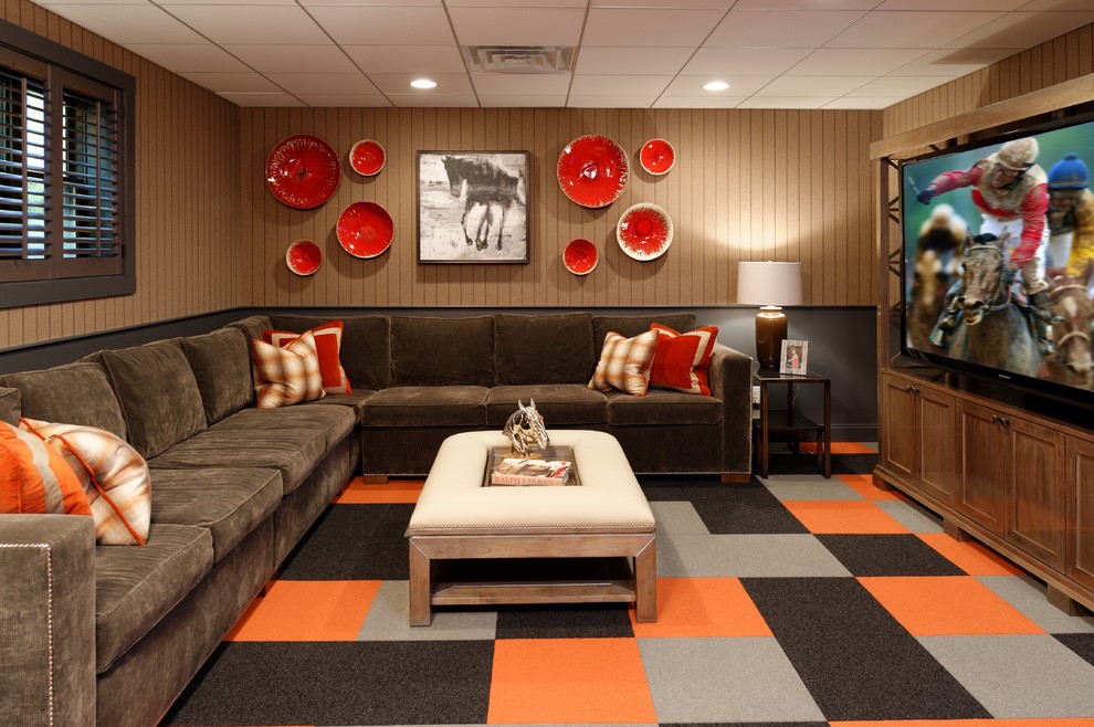 Imagen de sala de estar clásica de tamaño medio sin chimenea con paredes marrones, moqueta y suelo multicolor
