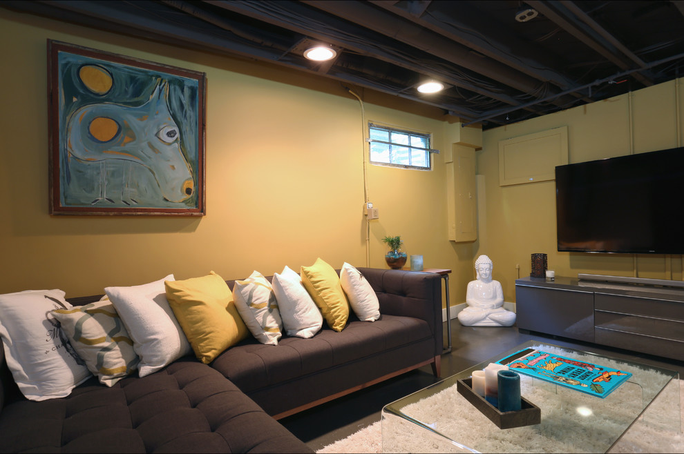 Inspiration för små moderna källare utan ingång, med gula väggar, betonggolv och grått golv