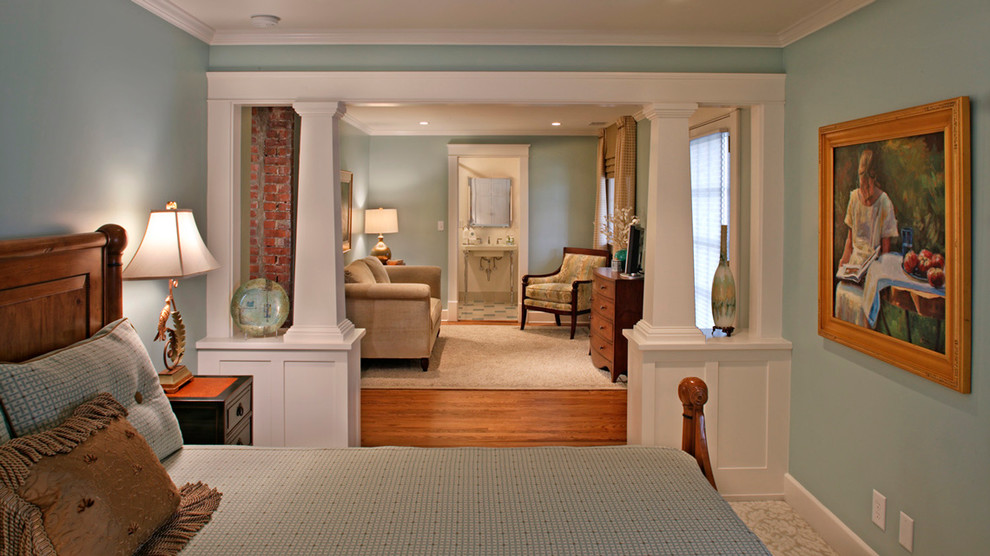 Foto de sótano con puerta clásico con paredes azules y suelo de madera en tonos medios
