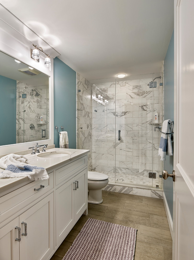 Идея дизайна: большая ванная комната в стиле неоклассика (современная классика) с синими стенами, полом из керамической плитки и бежевым полом