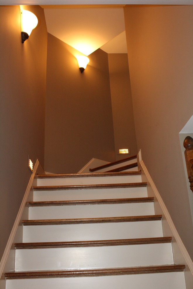 Exemple d'un grand escalier chic.