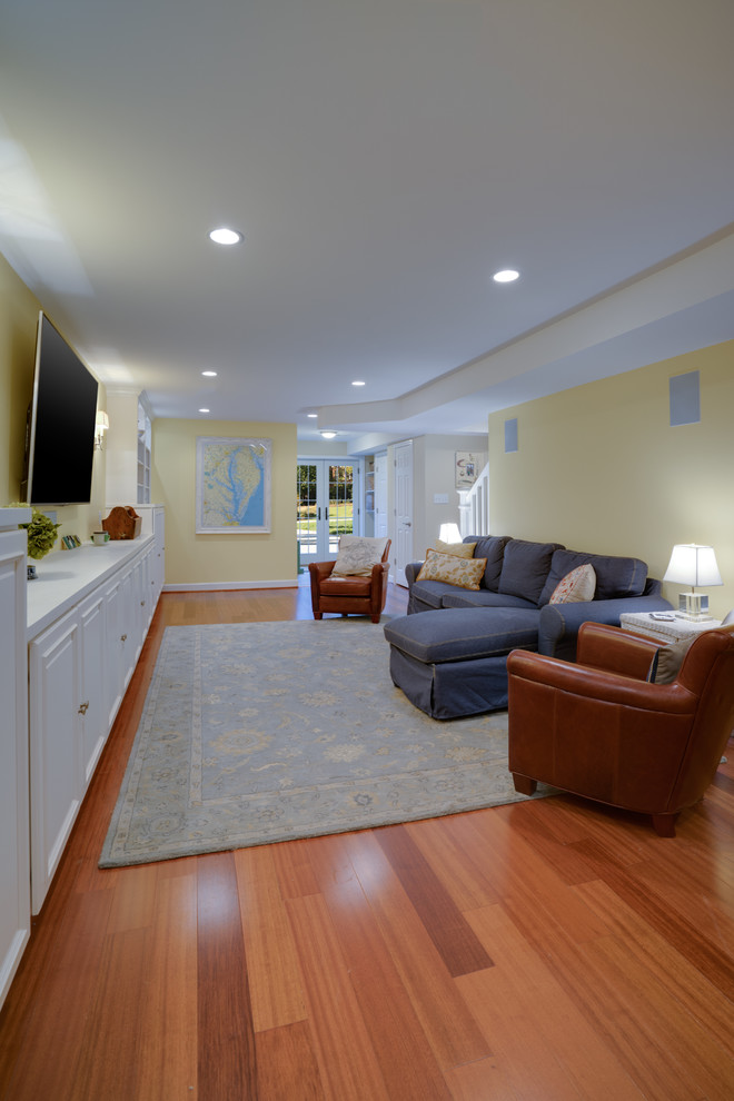 Idee per un soggiorno contemporaneo di medie dimensioni con pareti gialle e parquet chiaro