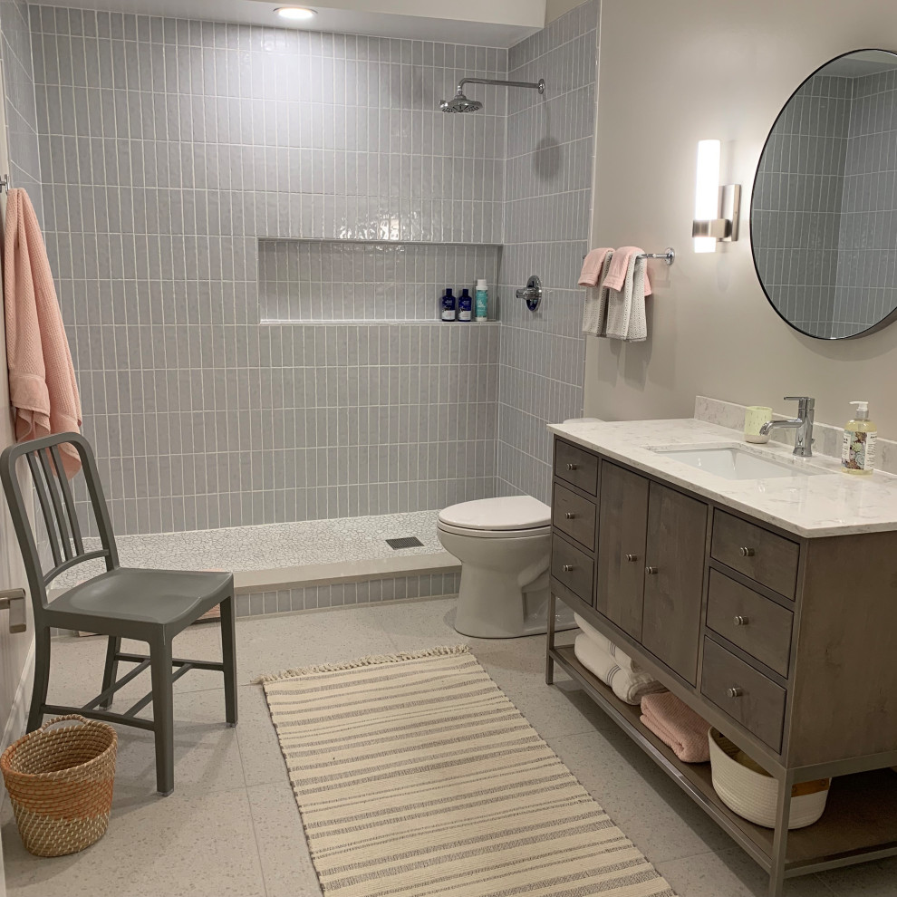 Exemple d'une grande salle de bain scandinave avec un mur beige, un sol en carrelage de céramique et un sol gris.