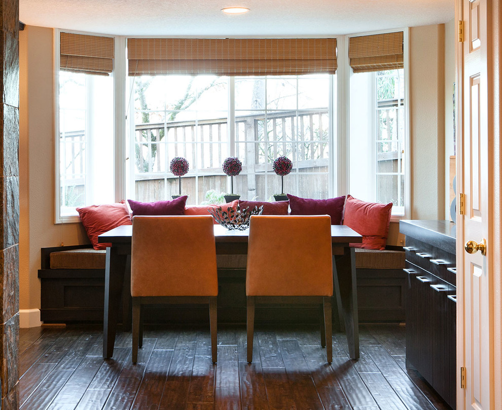 Immagine di una sala da pranzo stile americano di medie dimensioni con pareti beige e parquet scuro