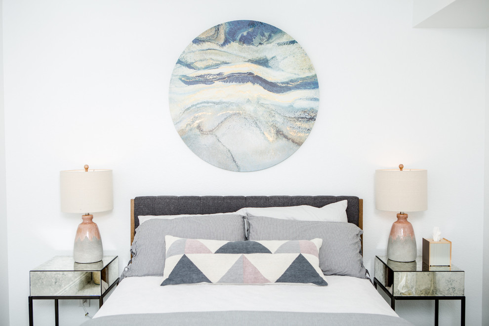 Ispirazione per una grande camera da letto classica con pareti bianche, moquette e pavimento beige