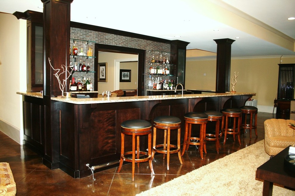 Пример оригинального дизайна: большой домашний бар в стиле неоклассика (современная классика) с бетонным полом