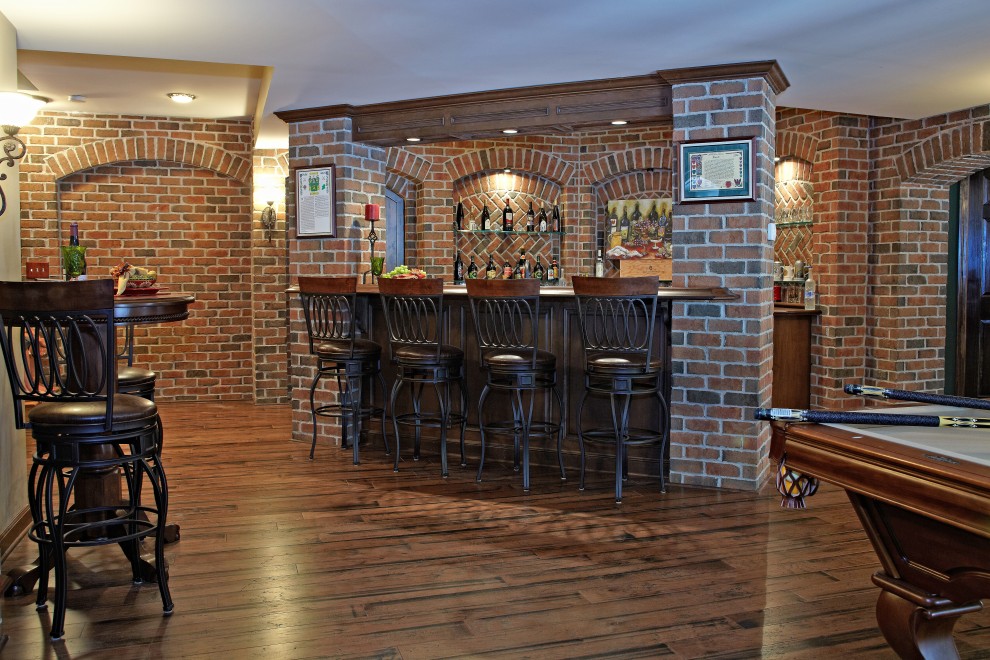 Example of a classic home bar design in Detroit