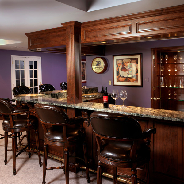 Example of a mid-sized classic carpeted home bar design in Philadelphia