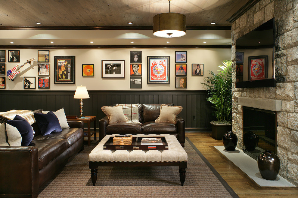 Idee per un grande soggiorno tradizionale con pareti beige, pavimento in legno massello medio, camino classico e pavimento giallo