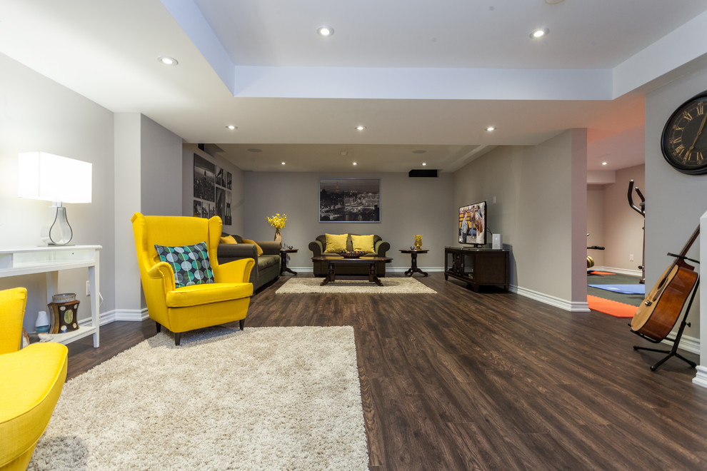 Klassisches Untergeschoss mit grauer Wandfarbe, Vinylboden und braunem Boden in Toronto