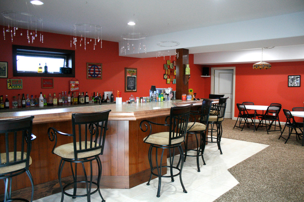 Esempio di un'ampia taverna minimal con sbocco, pareti arancioni e moquette