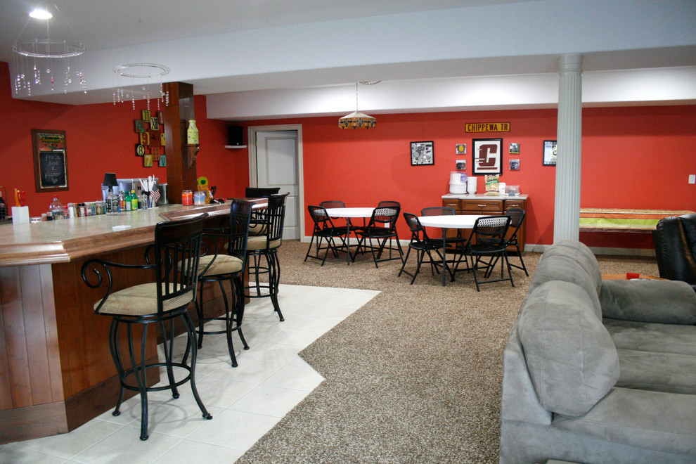 Esempio di un'ampia taverna design con sbocco, pareti arancioni e moquette