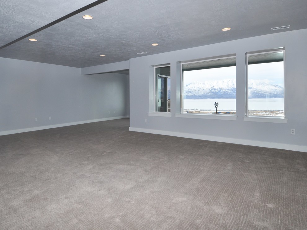 Mittelgroßes Modernes Souterrain ohne Kamin mit grauer Wandfarbe und Teppichboden in Salt Lake City