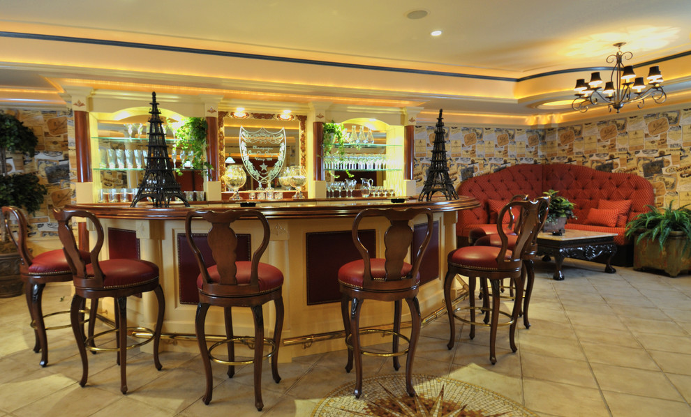 Idee per un'ampia taverna classica interrata con pareti beige e pavimento in travertino