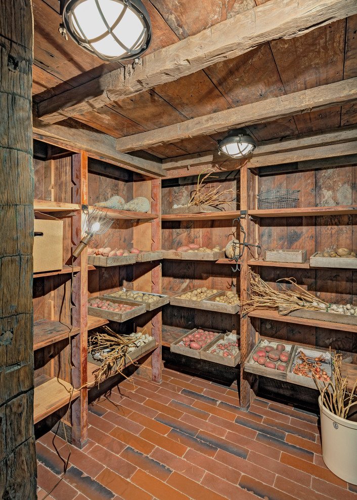 Foto på en vintage källare utan fönster, med bruna väggar och klinkergolv i terrakotta