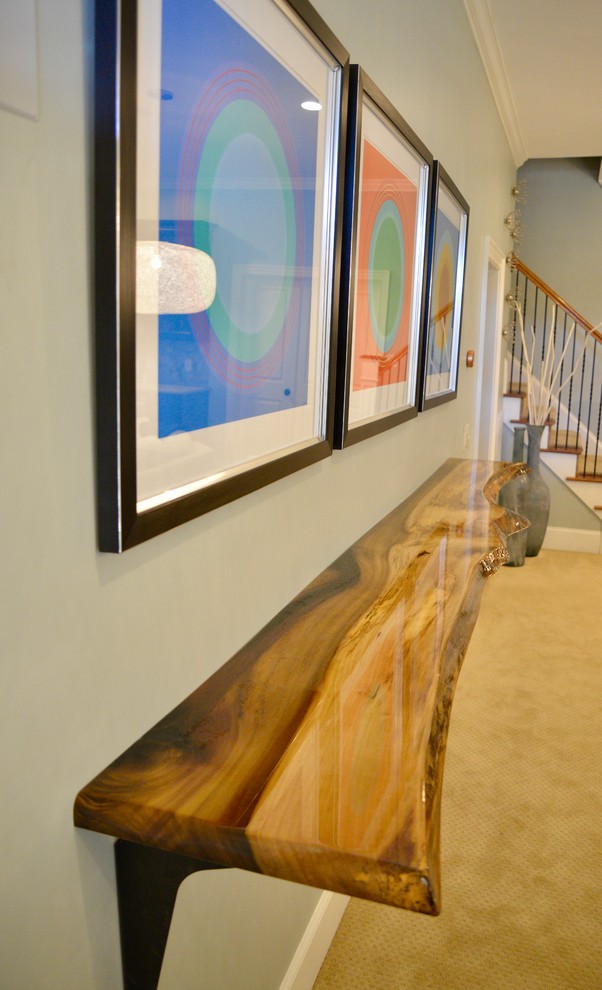 Cette image montre un grand sous-sol design donnant sur l'extérieur avec un mur bleu, moquette et un sol beige.