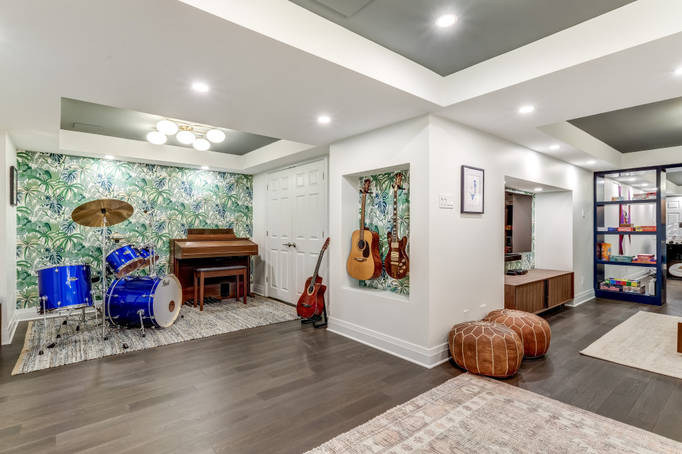 Cette photo montre un grand sous-sol tendance avec salle de jeu, aucune cheminée, un sol marron, du papier peint, un mur multicolore, parquet foncé et un plafond décaissé.