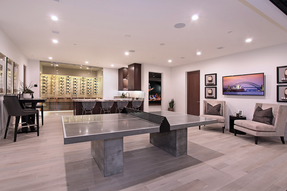 Modernes Wohnzimmer ohne Kamin mit weißer Wandfarbe, hellem Holzboden und grauem Boden in Orange County