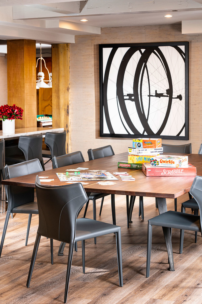 Idee per un'ampia sala da pranzo classica con pareti marroni, pavimento in legno massello medio e pavimento marrone