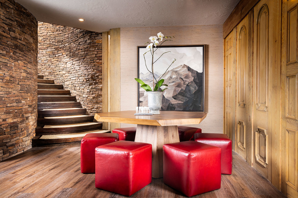 Foto di un'ampia taverna classica interrata con pareti marroni, pavimento in legno massello medio e pavimento marrone