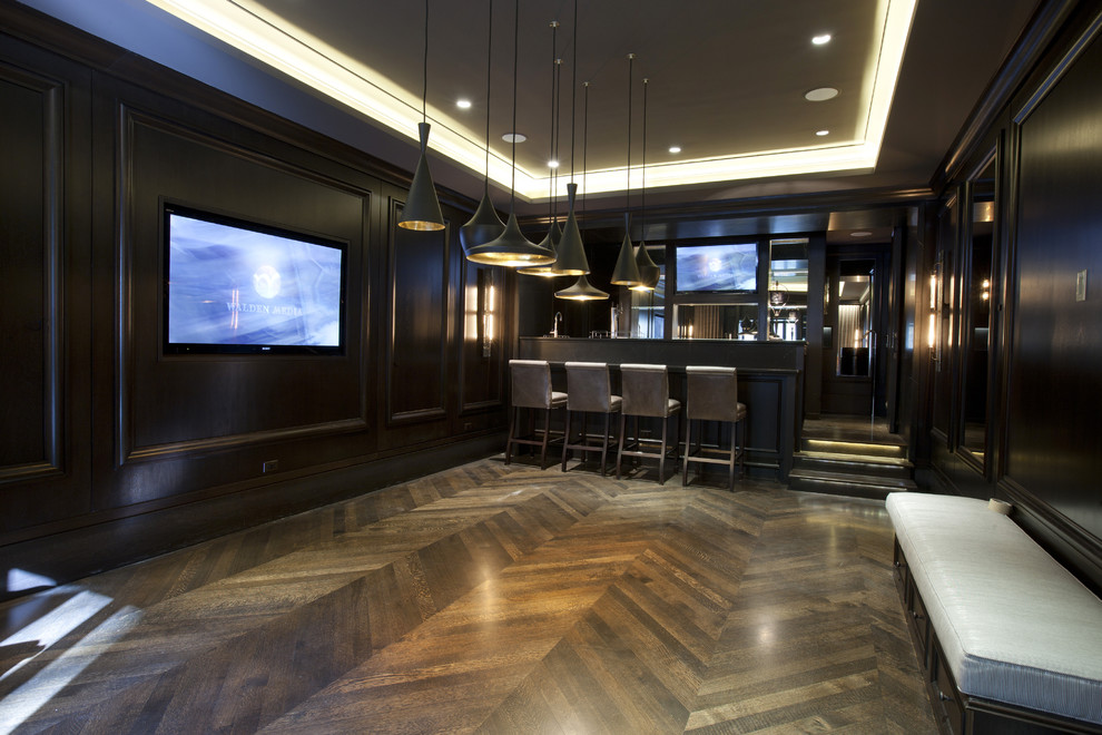 Cette image montre un bar de salon design avec parquet foncé et un sol marron.