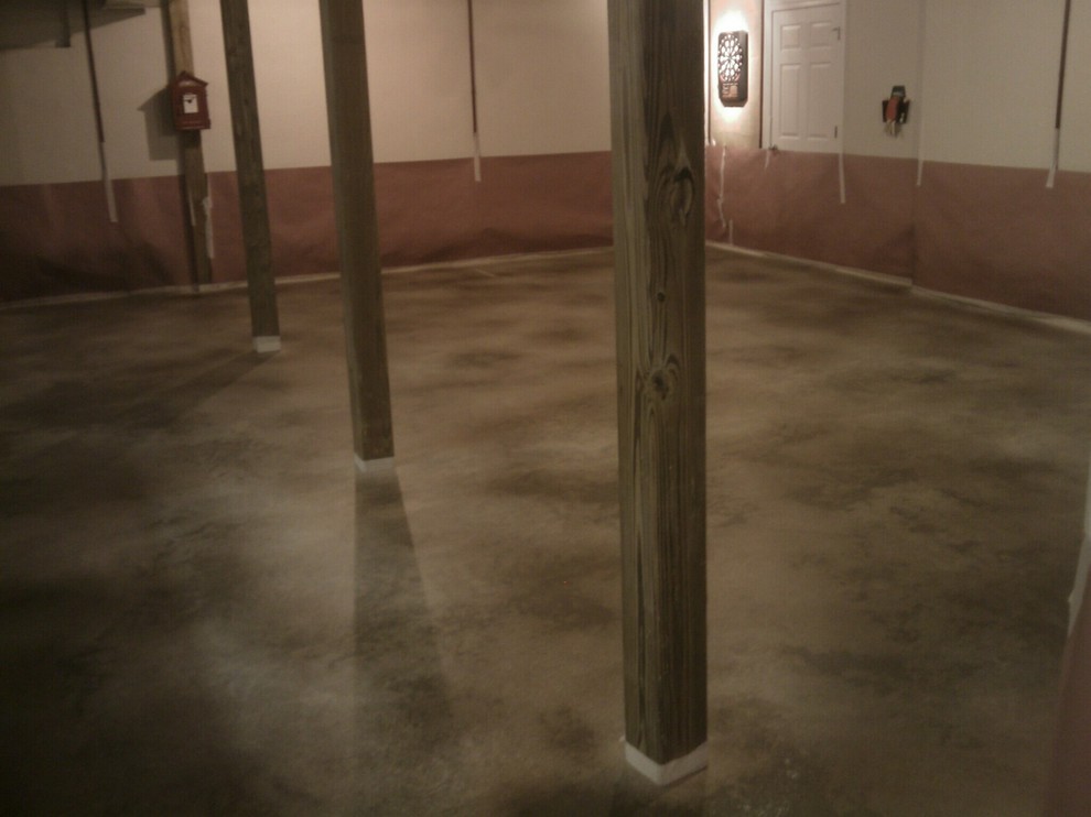 Aménagement d'un sous-sol avec sol en béton ciré.